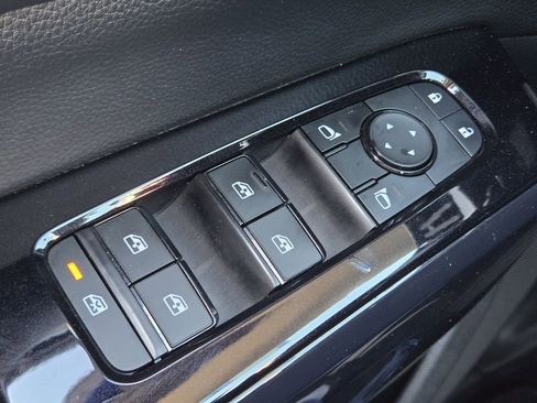 Used 2022 Nissan Pathfinder SV image 30