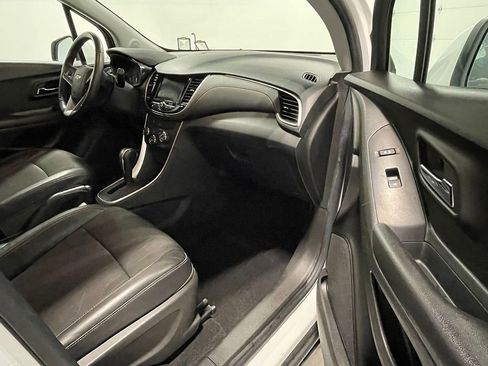 Used 2022 Chevrolet Trax LT w/ LT Convenience Package image 24