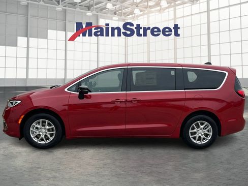 New 2026 Chrysler Pacifica Select image 2