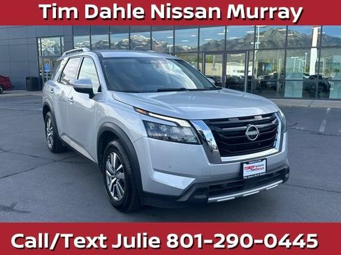 Used 2025 Nissan Pathfinder SL AWD/4WD image 3