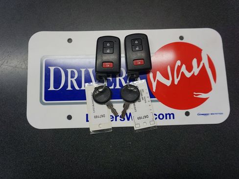 Used 2023 Toyota Tacoma TRD Off-Road w/ Technology Package image 17