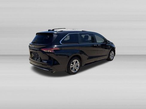 Used 2022 Toyota Sienna Platinum AWD/4WD image 5