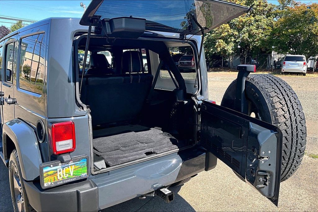 Used 2017 Jeep Wrangler Unlimited Sahara w/ Connectivity Group AWD/4WD image 38