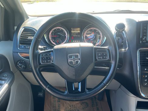 Used 2018 Dodge Grand Caravan SXT w/ Rear Park Assist Package FWD image 26