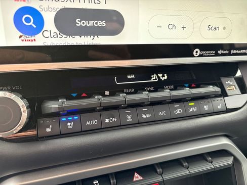 Used 2023 Toyota Sequoia Platinum image 31