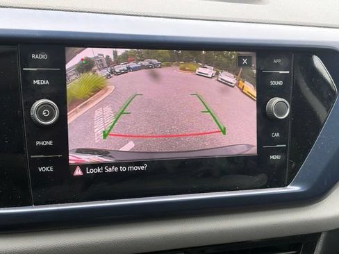Used 2022 Volkswagen Taos SE FWD image 3