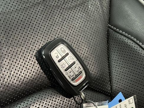 Used 2023 Chrysler Pacifica Limited w/ Uconnect Theater Family Group image 32
