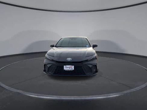 Used 2025 Toyota Camry SE image 3