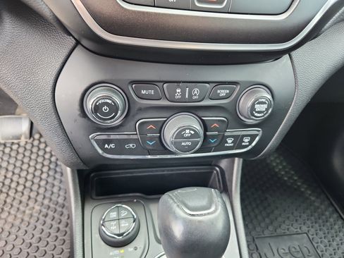 Used 2020 Jeep Cherokee Trailhawk w/ Cold Weather Group image 12