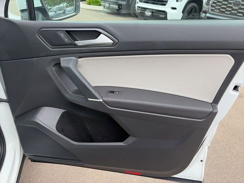 Used 2018 Volkswagen Tiguan SE w/ Panoramic Sunroof Package AWD/4WD image 12