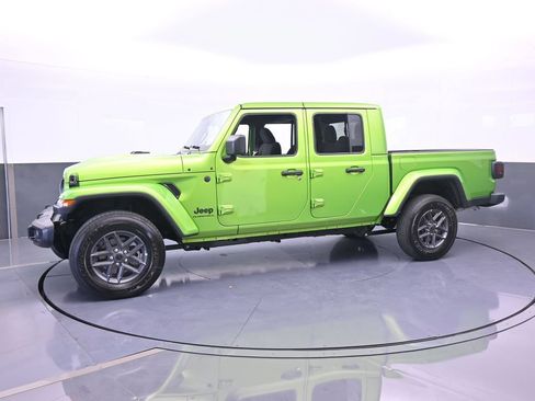 Used 2025 Jeep Gladiator Sport AWD/4WD image 2