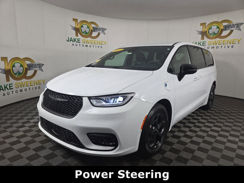 Certified 2024 Chrysler Pacifica Limited w/ Uconnect Theater Family Group image 4