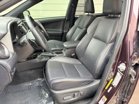 Used 2018 Toyota RAV4 SE image 16