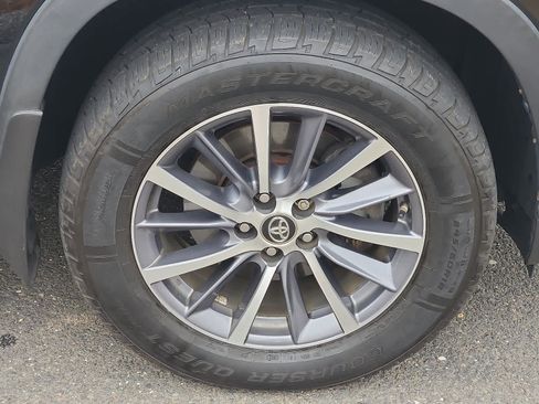 Used 2017 Toyota Highlander XLE image 6