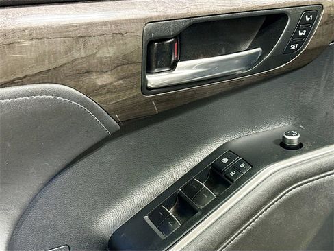 Used 2020 Toyota Highlander Limited image 19