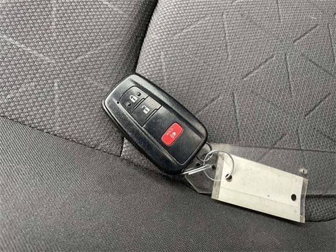 Used 2022 Toyota RAV4 XLE image 30