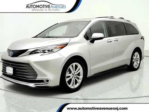 Used 2021 Toyota Sienna Platinum FWD image 1