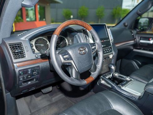 Used 2020 Toyota Land Cruiser Heritage Edition image 10