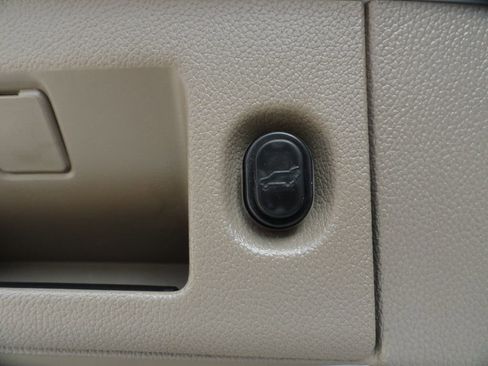 Used 2017 GMC Yukon SLT w/ Premium Edition RWD image 23