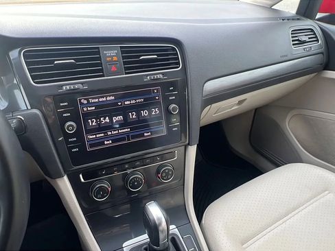 Used 2019 Volkswagen Golf SE image 18