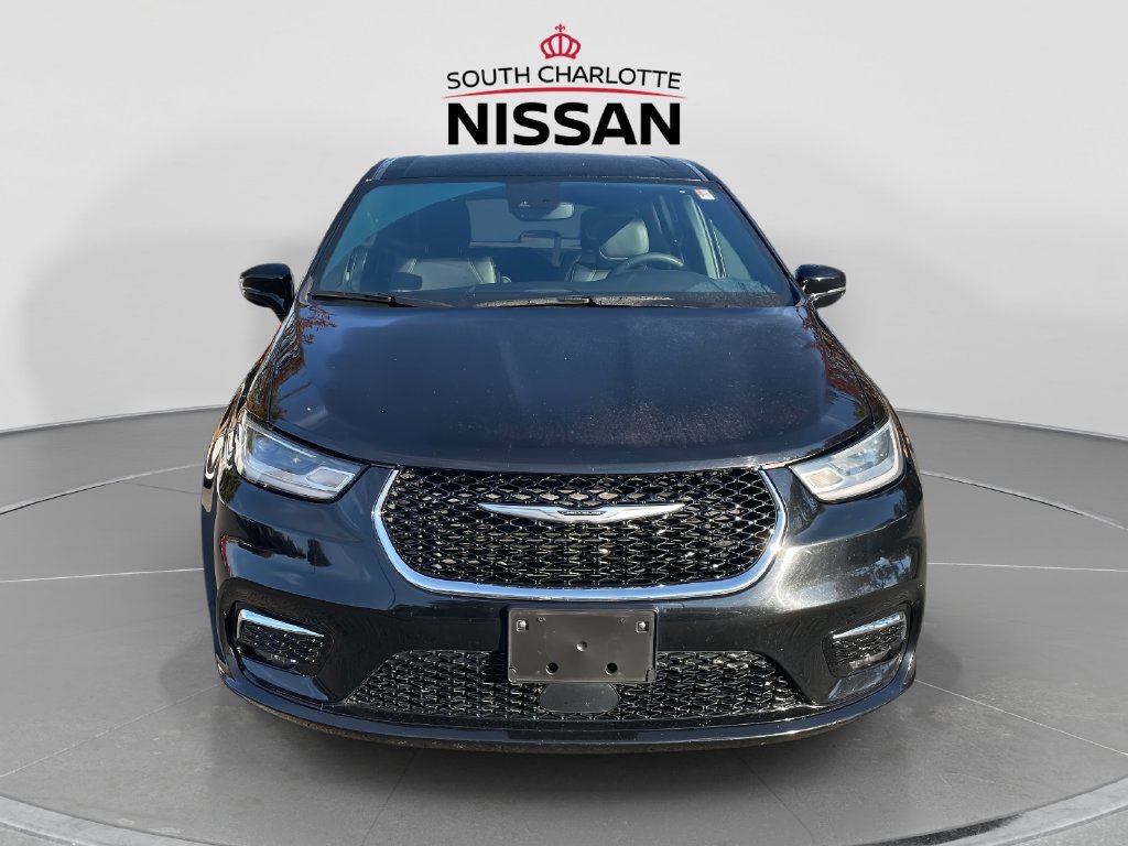 Used 2025 Chrysler Pacifica Select FWD image 2