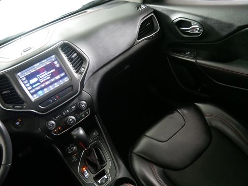 Used 2019 Jeep Cherokee Trailhawk w/ Comfort/Convenience Group AWD/4WD image 11