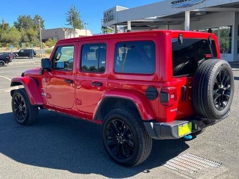 Used 2024 Jeep Wrangler Unlimited Sahara AWD/4WD image 3