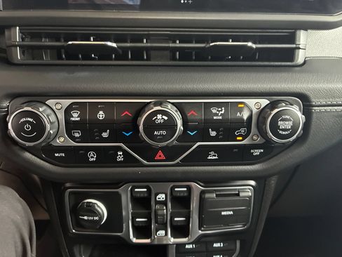 Used 2024 Jeep Wrangler Unlimited Sahara AWD/4WD image 25
