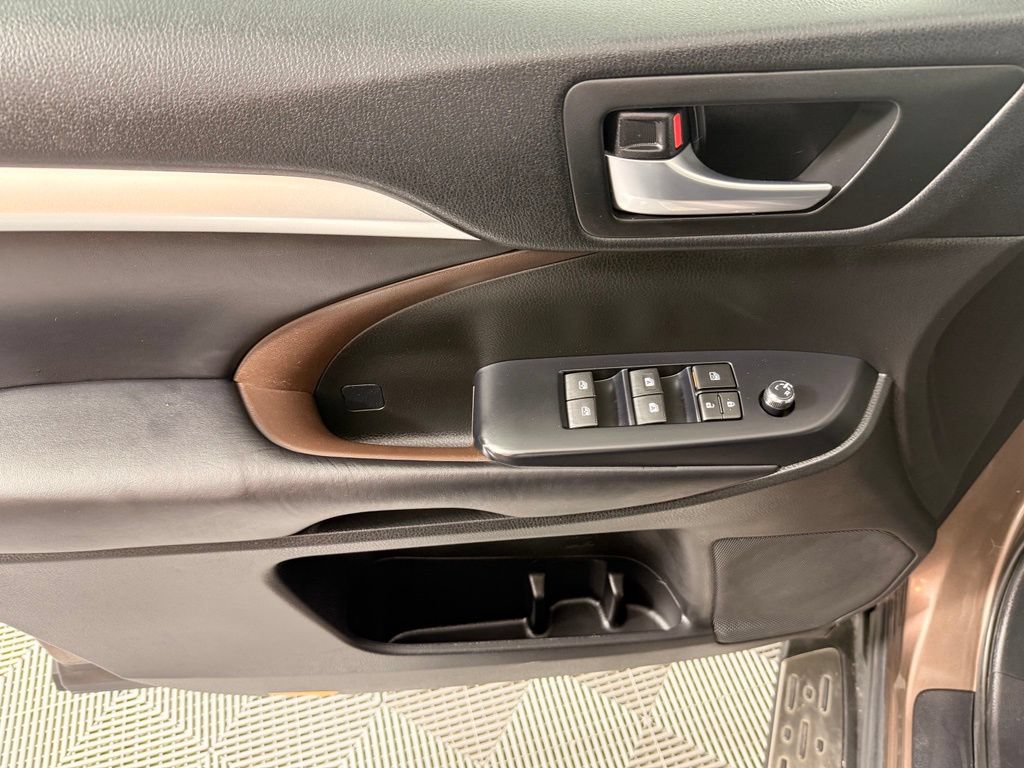 Used 2018 Toyota Highlander AWD V6 image 19