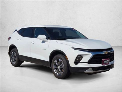 Used 2025 Chevrolet Blazer LT FWD image 3