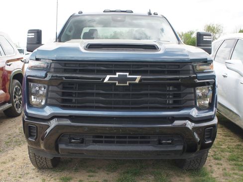 Used 2025 Chevrolet Silverado 2500 Custom w/ Custom Value Package image 2