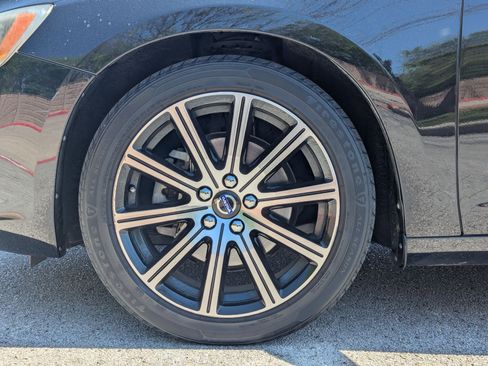 Used 2017 Volvo S60 T5 Inscription image 11