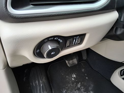 Used 2024 Chrysler Pacifica Touring-L FWD image 22