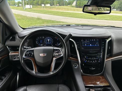 Used 2020 Cadillac Escalade Premium Luxury AWD/4WD image 19