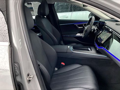 Used 2025 Mercedes-Benz E 350 4MATIC Sedan image 8