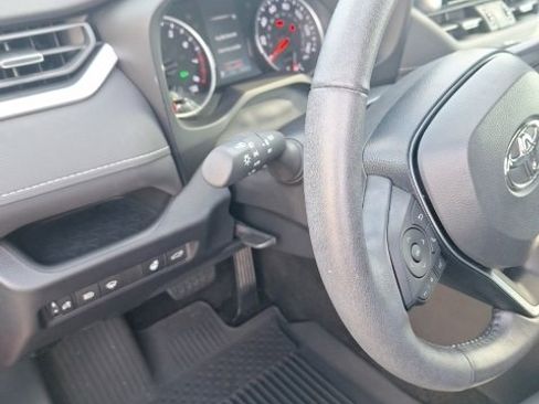 Used 2021 Toyota RAV4 XLE Premium image 10