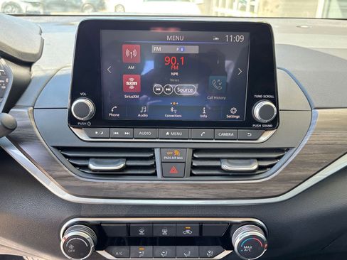 Used 2025 Nissan Altima 2.5 SV FWD image 17