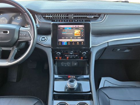 Used 2022 Jeep Grand Cherokee Limited image 12