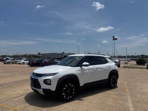 Used 2022 Chevrolet TrailBlazer LT w/ Confidence II Package FWD image 9