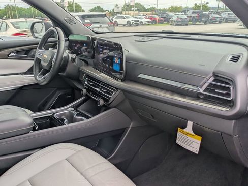 Used 2024 Chevrolet Traverse RS FWD image 29