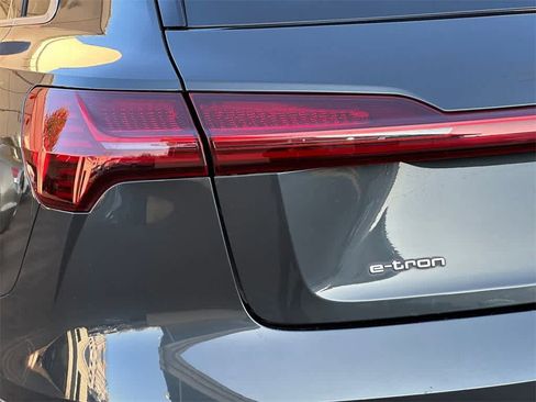 Used 2019 Audi e-tron Prestige w/ Prestige Package image 7
