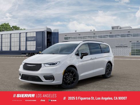 New 2025 Chrysler Pacifica Limited image 1