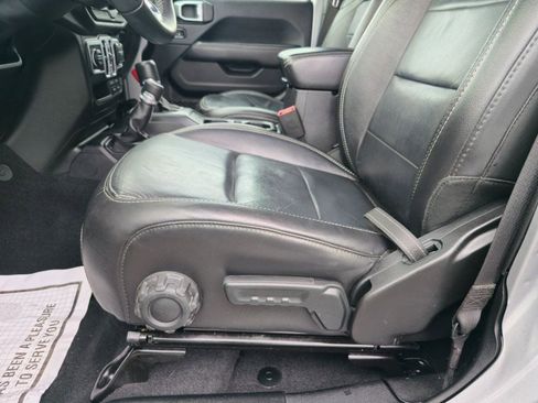 Used 2018 Jeep Wrangler Unlimited Sahara AWD/4WD image 17