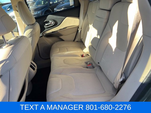 Used 2019 Jeep Cherokee Latitude w/ Cold Weather Group FWD image 33