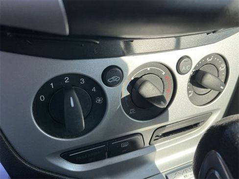 Used 2013 Ford Focus SE w/ SE Winter Pkg image 17