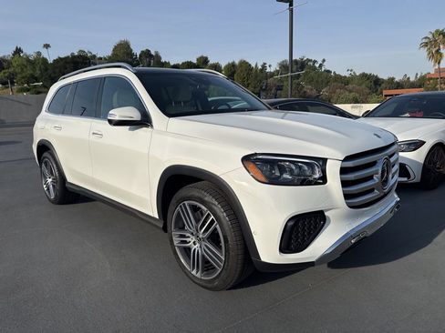 Used 2025 Mercedes-Benz GLS 450 4MATIC image 3