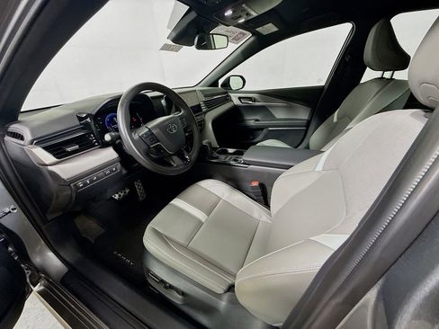 Used 2025 Toyota Camry SE image 9