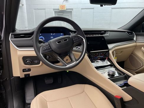 New 2025 Jeep Grand Cherokee Limited w/ Luxury Tech Group II image 9