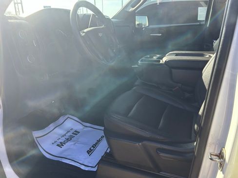 Used 2023 Chevrolet Silverado 1500 W/T w/ Trailering Package image 4