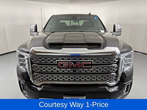 Used 2023 GMC Sierra 3500 Denali w/ Denali Black Diamond Edition AWD/4WD image 4